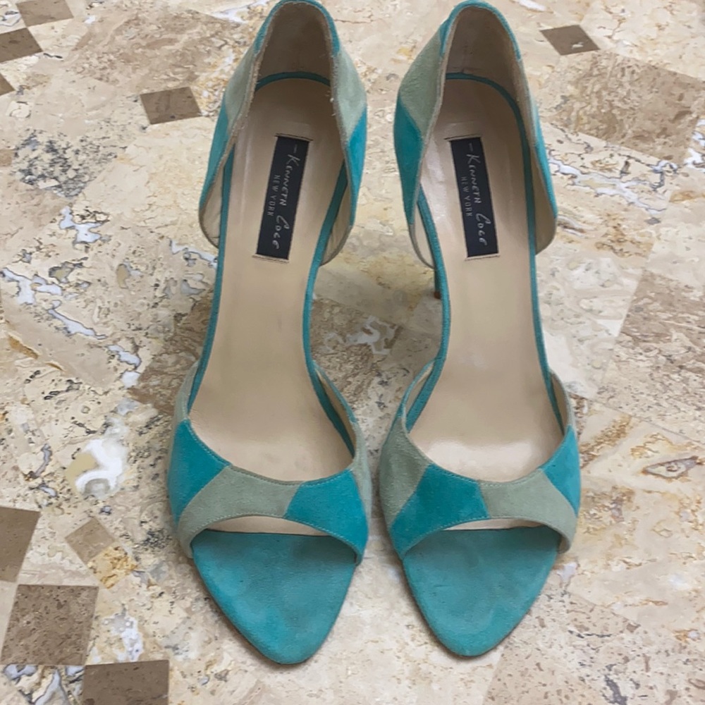 Kenneth Cole 4 1/2” 2tone suede open toe closed back sandal.